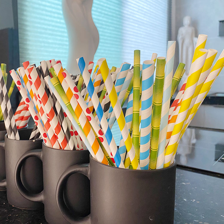 Prepare disposable plastic milk tea cups&Paper straws are in season.